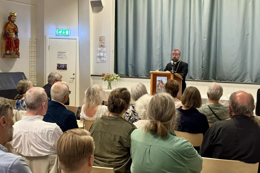 Biskop Fredrik Hansen holder foredrag i menighetssalen ved St. Olav domkirke, Oslo