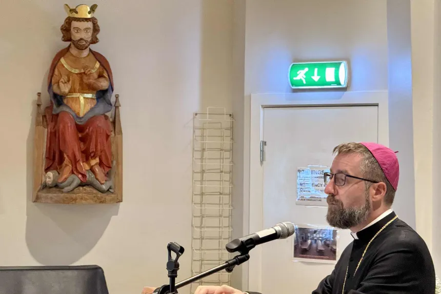 Biskop Fredrik Hansen holder foredrag i menighetssalen ved St. Olav domkirke, Oslo