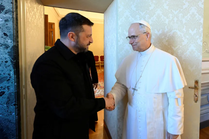 Pave Leo XIV hilser på president Zelenskyj i Castel Gandolfo