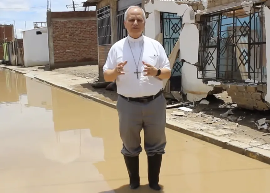 Biskop Prevost under flom i Peru i 2023.