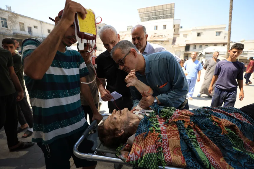 En skadet kvinne ligger på en båre i Gaza