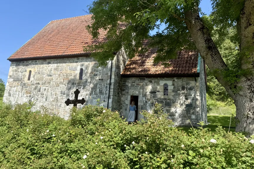 Eksteriør av St. Jetmund kirke  på Åheim i Vanylven kommune.