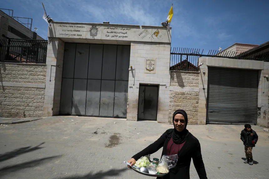 En kvinne utenfor Den hellige familie-komplekset i Gaza