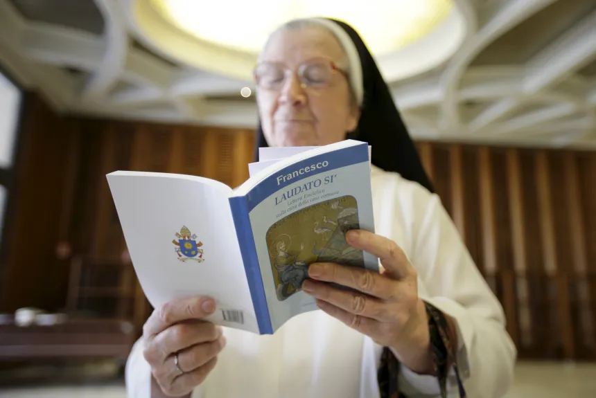 En ordenssøster leser encyklikaen Laudato si’ i Vatikanet