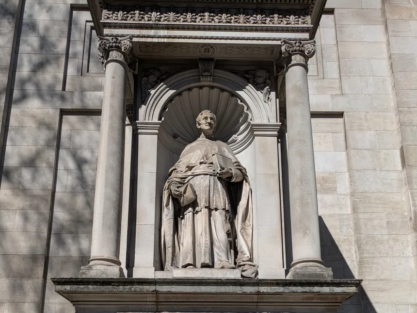 Statue av John Henry Newman i London