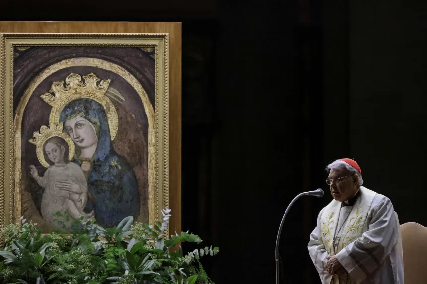 Kardinal Marcello Semeraro foran et ikon av Maria