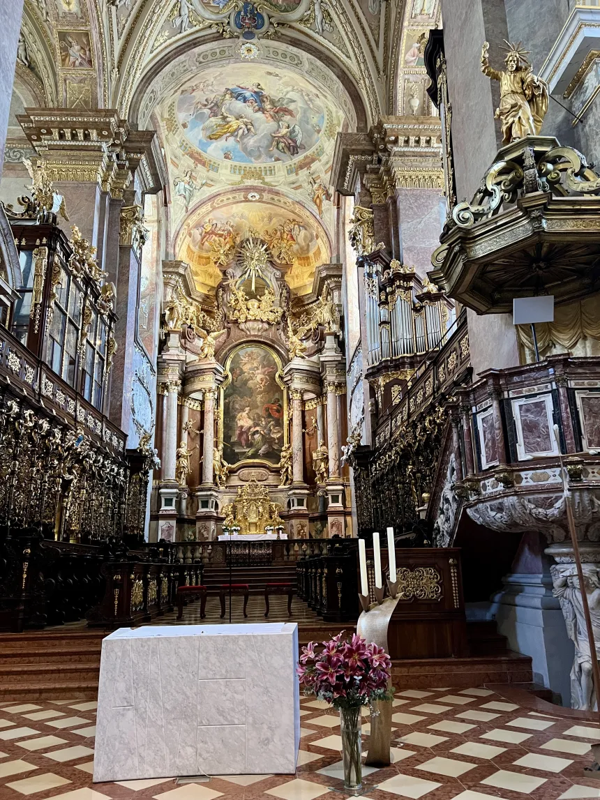 Interiøret i klosterkirken i Klosterneuburg, Østerrike. 