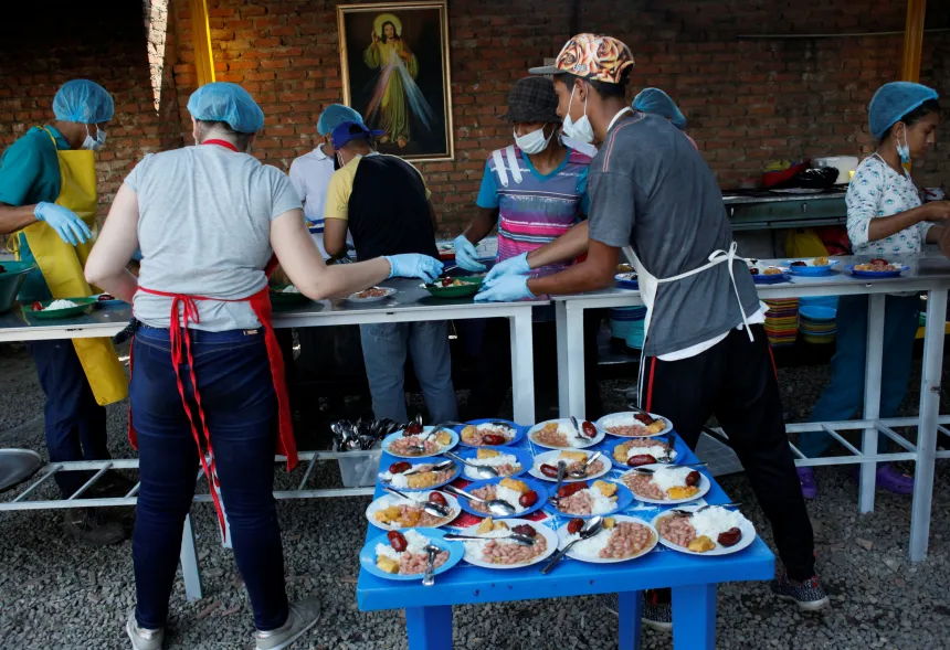 Frivillige i Caritas gir mat til flyktninger i Colombia