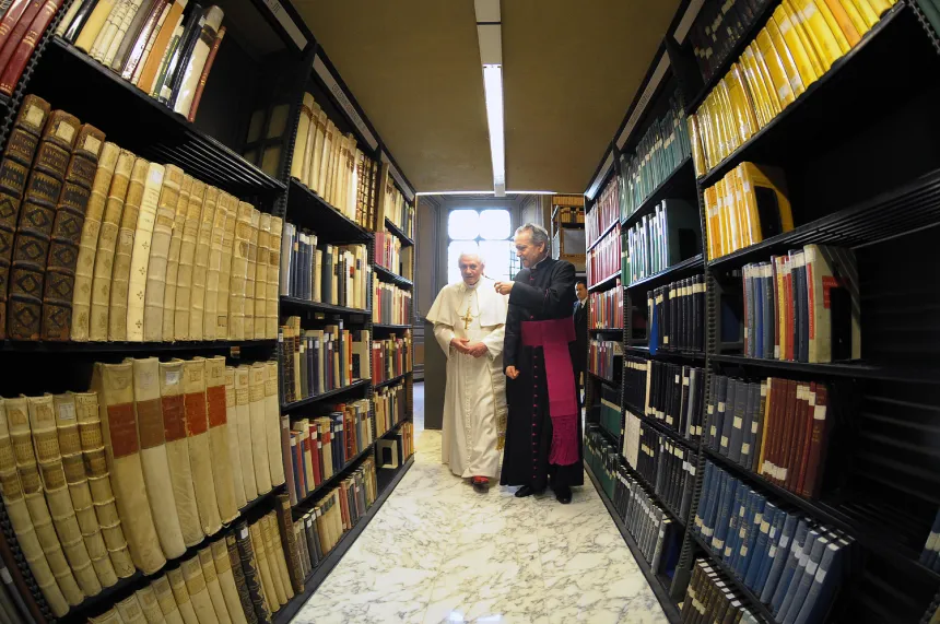 Pave Benedikt XVI i Vatikanets apostoliske bibliotek