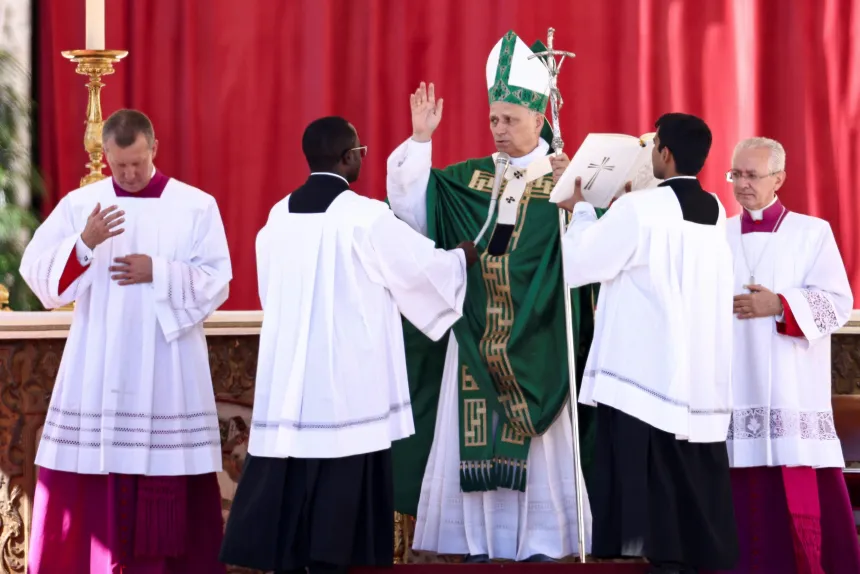 Pave Leo XIV feirer messe på Petersplassen