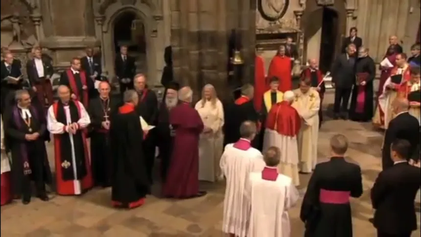 Pave Benedikt XVI hilser på Torbjørn Holt i Westminster Abbey