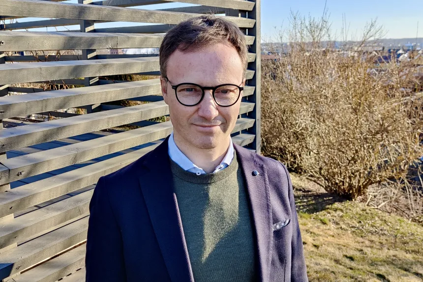 Portrett av Sigurd Hareide i sin egen høstlige hage. 