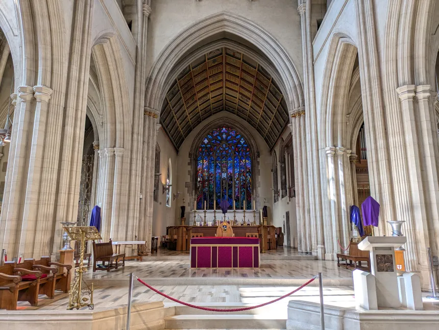 Innsiden av St. George's Cathedral i London