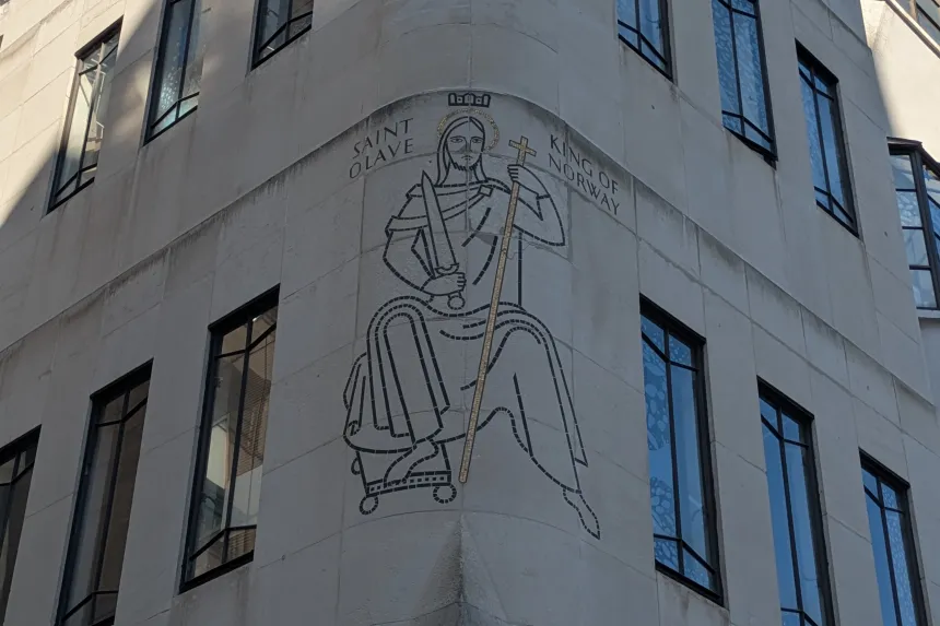 Bilde av St. Olav på utsiden av en bygning i London