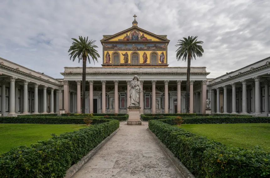 Utsiden av basilikaen St. Paul utenfor murene
