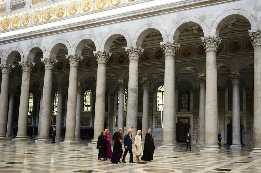 En gruppe går langs søylegangen i basilikaen St. Paul utenfor murene