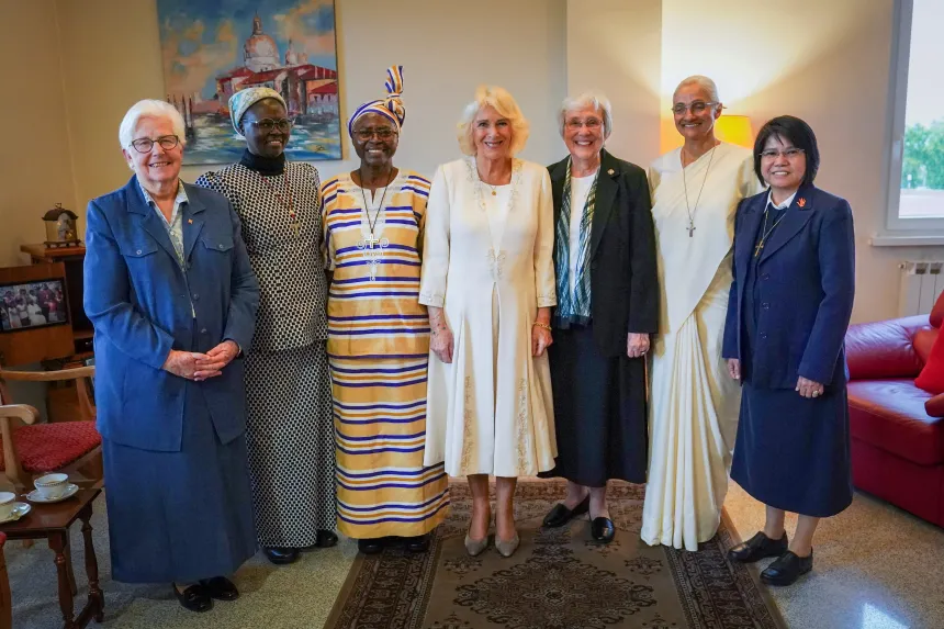 Dronning Camilla sammen med en gruppe kvinner