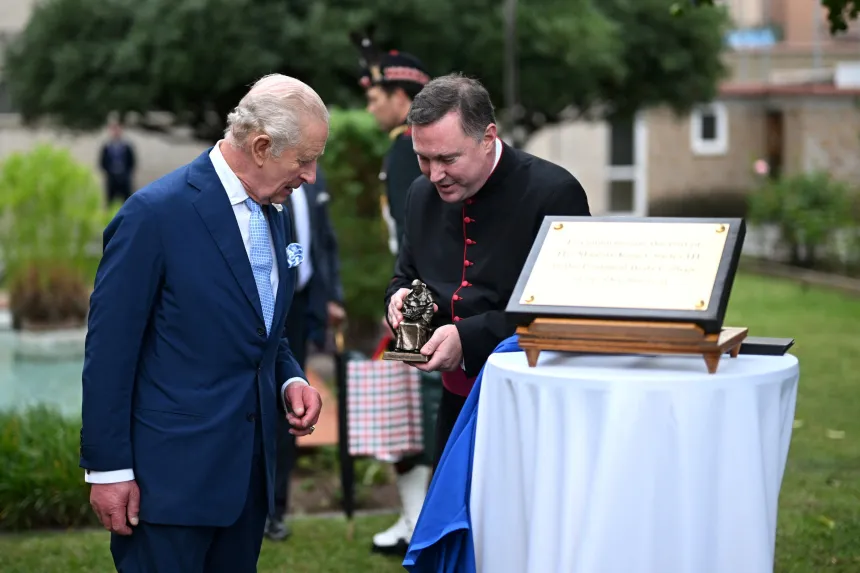 Kong Charles III mottar en gave fra en katolsk geistlig