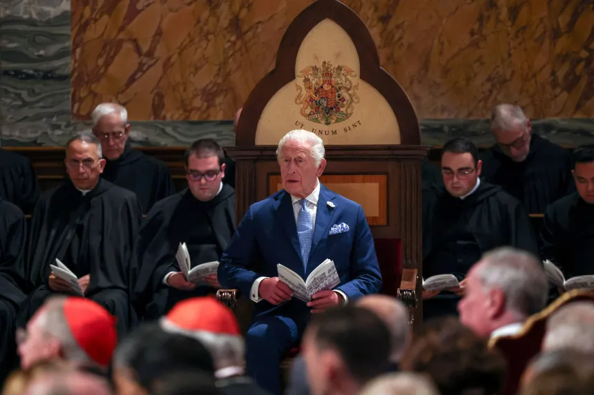 Kong Charles III sitter på stolen sin i basilikaen St. Paul utenfor murene