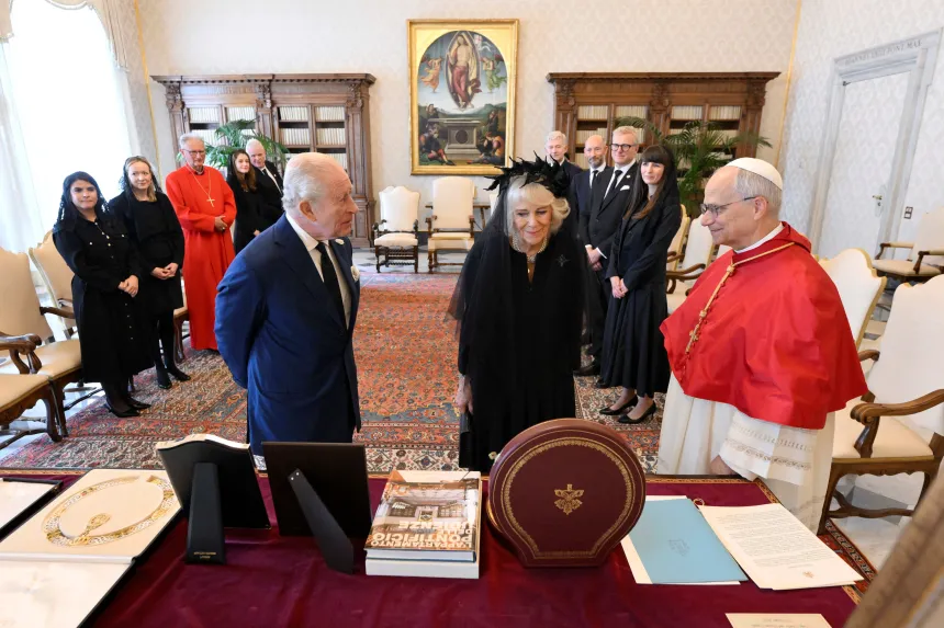 Kong Charles, dronning Camilla og pave Leo XIV utveksler gaver