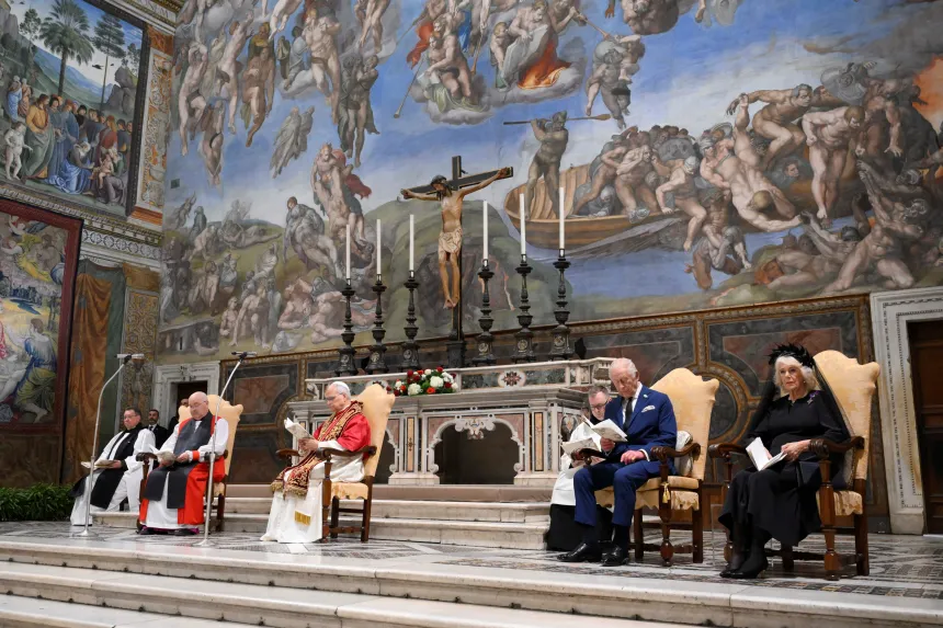 Kong Charles III og pave Leo XIV ber i Det sixtinske kapell