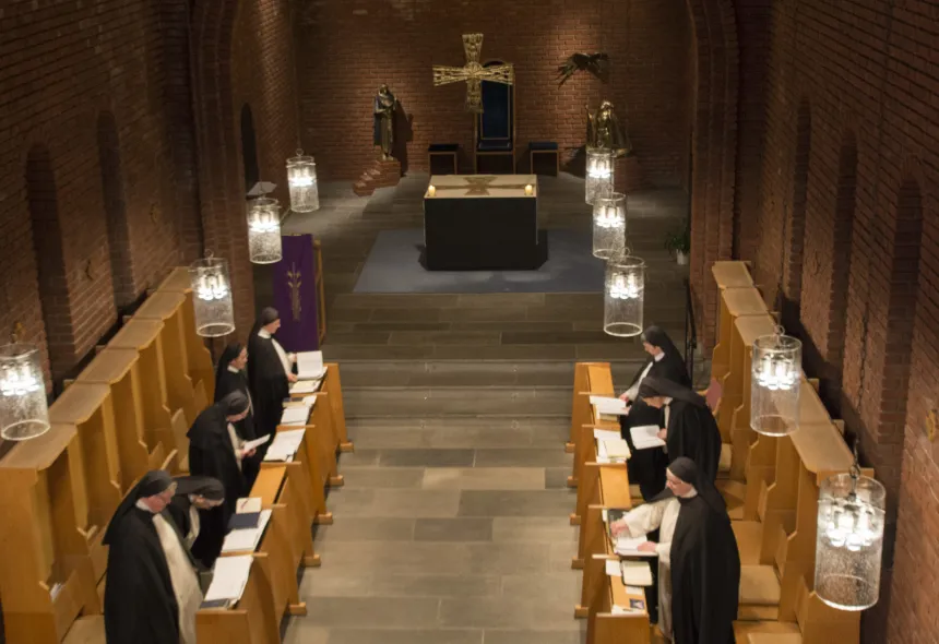 Dominikanersøstre ber tidebønn i Lunden kloster