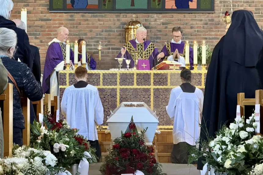 Biskop Bernt Eidsvig feirer rekviemmesse i St. Johannes kirke