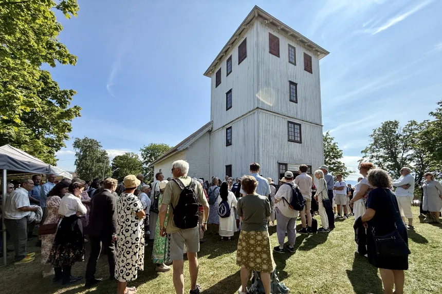 Bønsnes kirke i solskinn under den katolske valfart dit 26. juli 2025. 