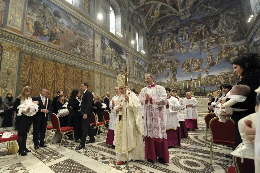 Pave Benedikt XVI med mitra og hyrdestav i Det sixtinske kapell