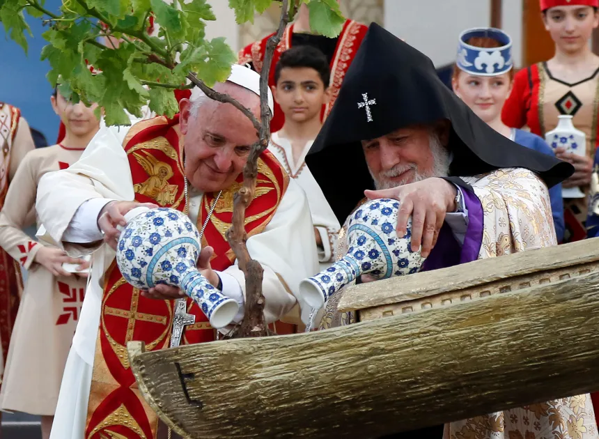 Pave Frans og katolikos Karekin II vanner et tre