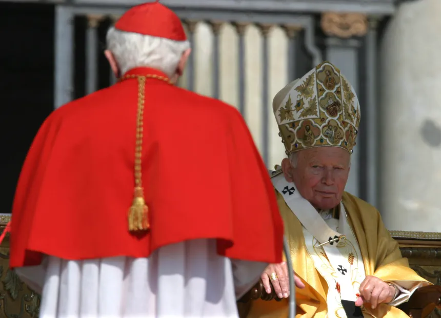 Pave Johannes Paul II og kardinal Joseph Ratzinger (med ryggen til)