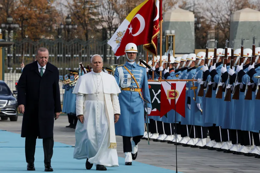 Pave Leo XIV går ved siden av president Erdogan i Ankara