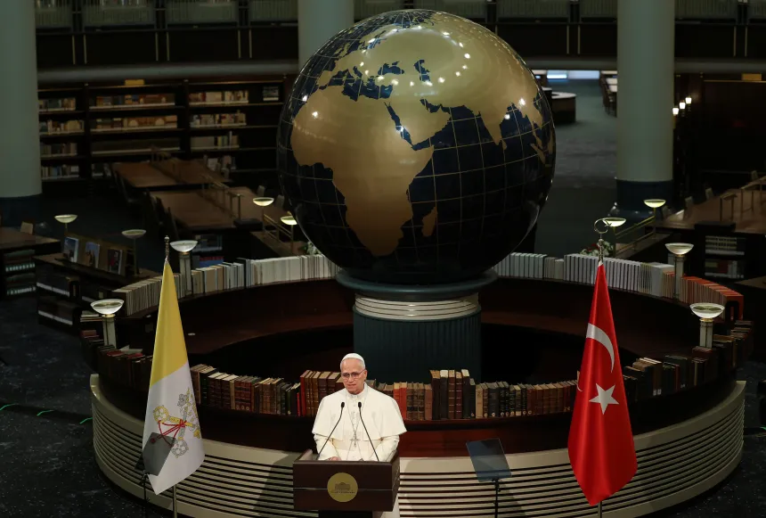 Pave Leo XIV taler i presidentpalasset i Tyrkia