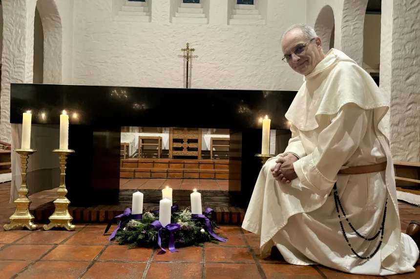 P.  Didier Pentecôte O.P. foran alteret i St. Dominikus kloster.