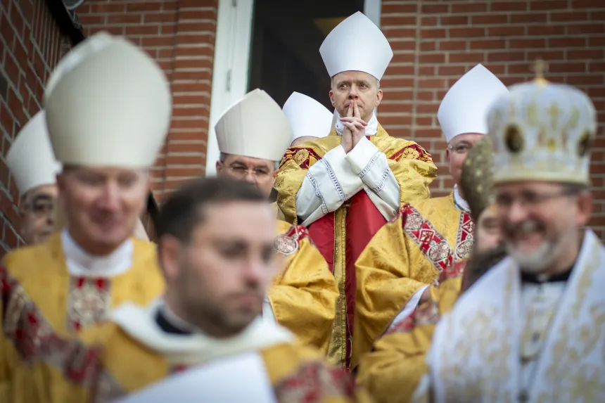 Biskop Erik Varden bak flere biskoper og prester