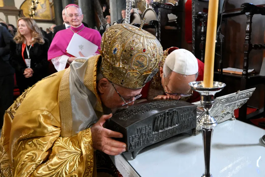 Pave Leo XIV og patriark Bartolomeus I kysser et relikvieskrin