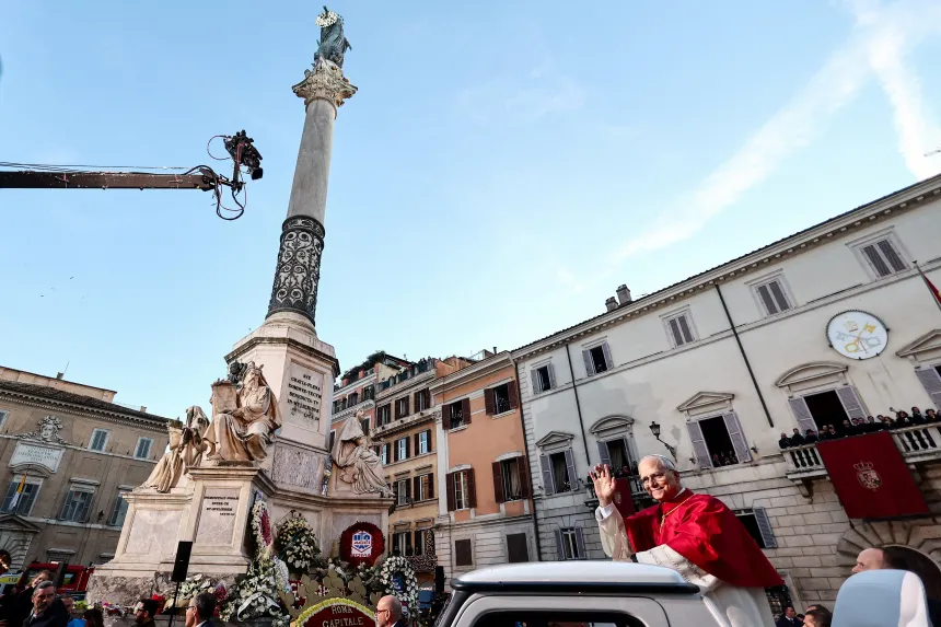 Pave Leo XIV kjører forbi en høy Maria-statue i Roma
