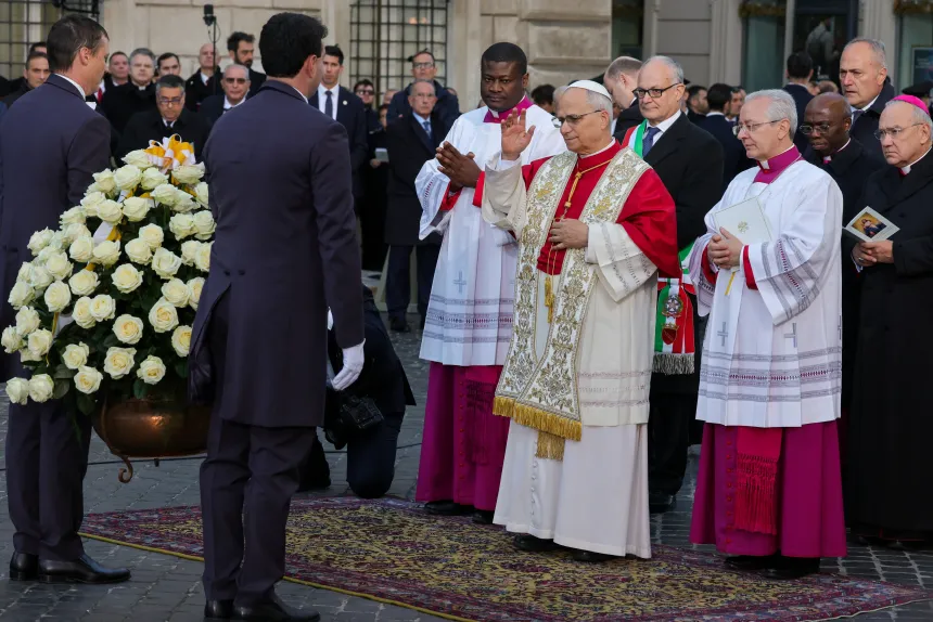 Pave Leo XIV velsigner en stor blomsterkrans i Roma