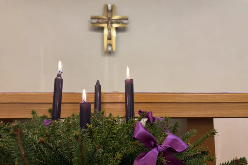 Søster Anette Moltubakk tenner adventslys i St. Josephsøstrenes kapell på Grefsen. 