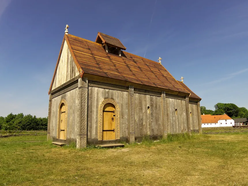 Nyoppført trekirke i Ribe i Danmark