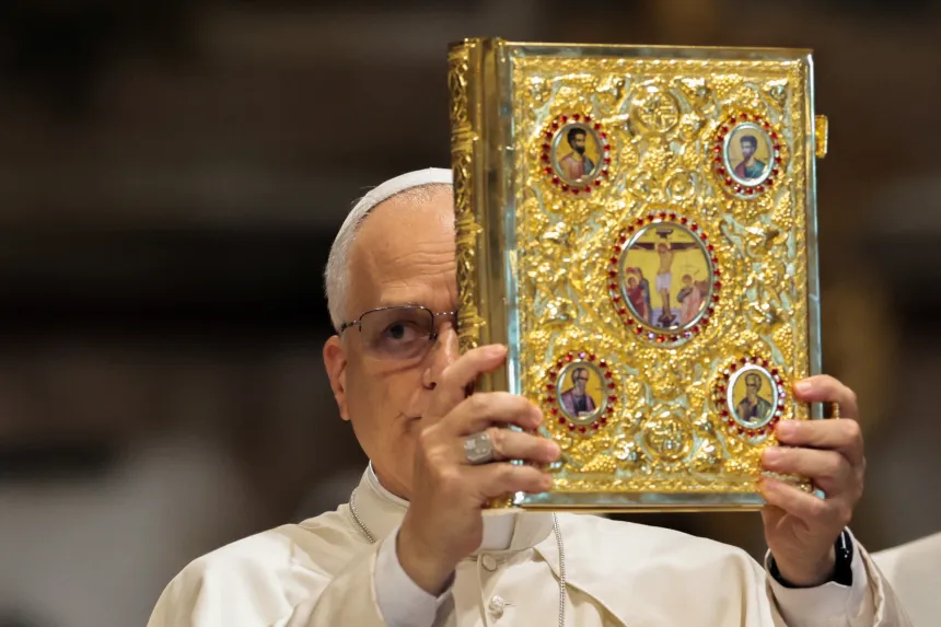 Pave Leo XIV holder en evangeliebok med forgyllet omslag
