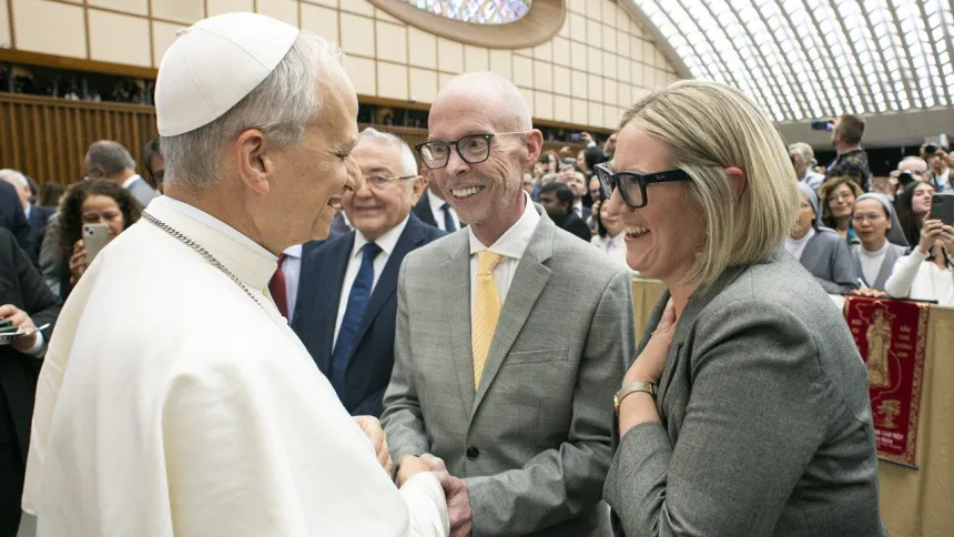 Pave Leo XIV hilser på John Allen og Elise Allen