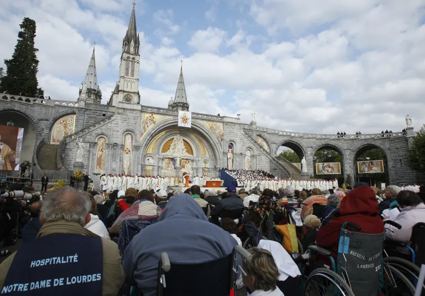 Utendørsmesse ved basilikaen i Lourdes