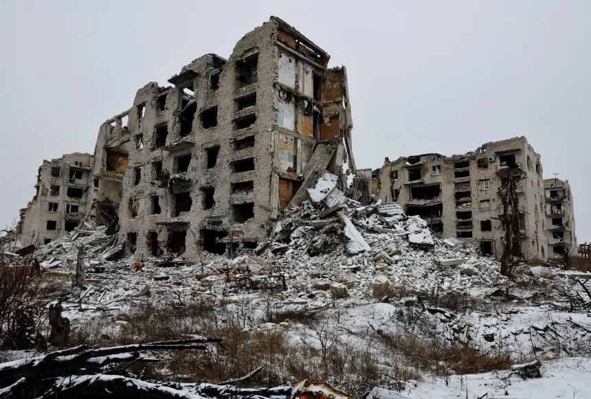 Ruiner av leilighetsbygninger i en ukrainsk by