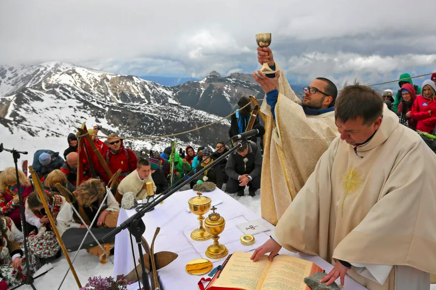 Prester feirer katolsk messe på en snødekt fjelltopp