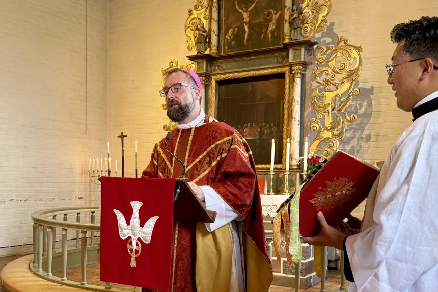 Biskop Fredrik Hansen preker i Hole kirke under olsokvalfarten 2025. 