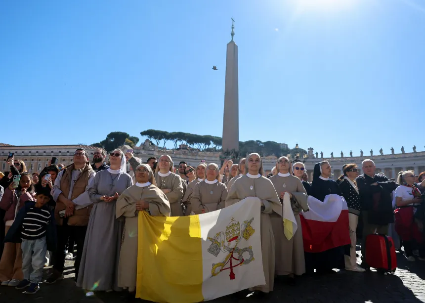 Ordenssøstre på Petersplassen under pavens angelus