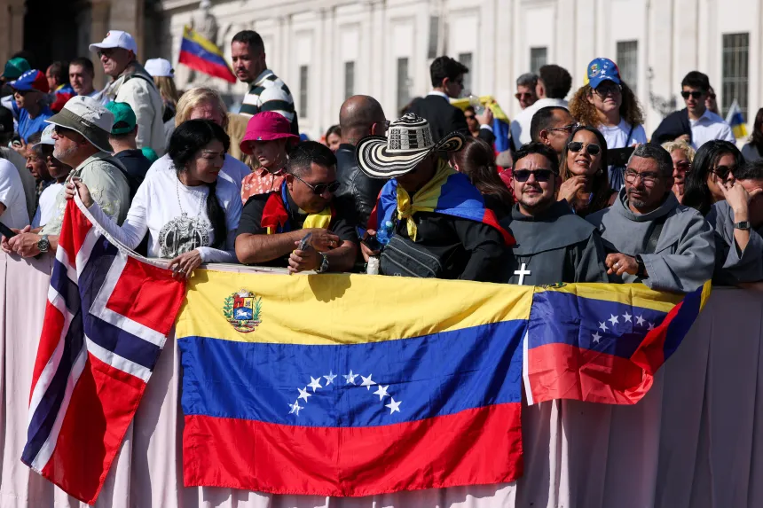 Troende fra Norge og Venezuela på Petersplassen i Vatikanet