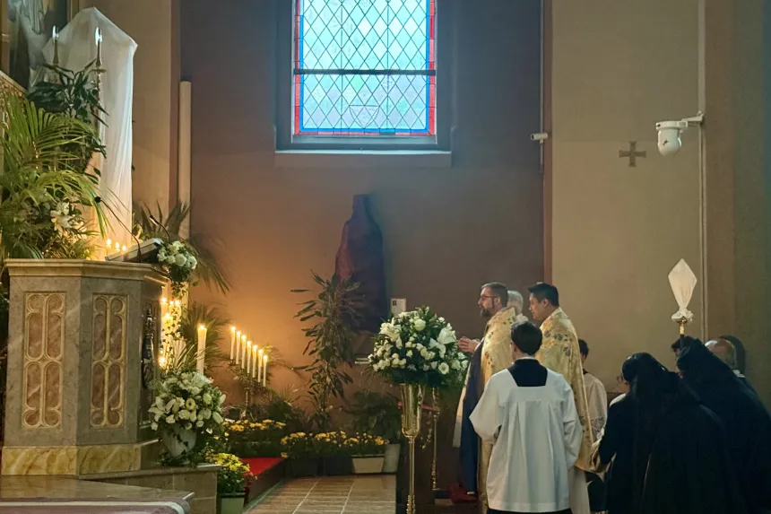 Biskop Fredrik Hansen med prosesjon foran Olavsalteret i St. Olav domkirke, Oslo. 