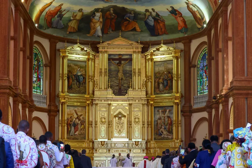 Pave Leo XIV feirer messe i en basilika i Ekvatorial-Guinea